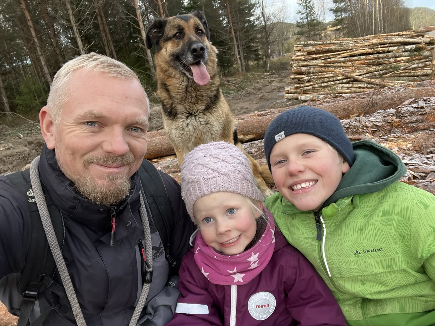 Familien til Odal Hytteservice på skogstur i Nord-Odal